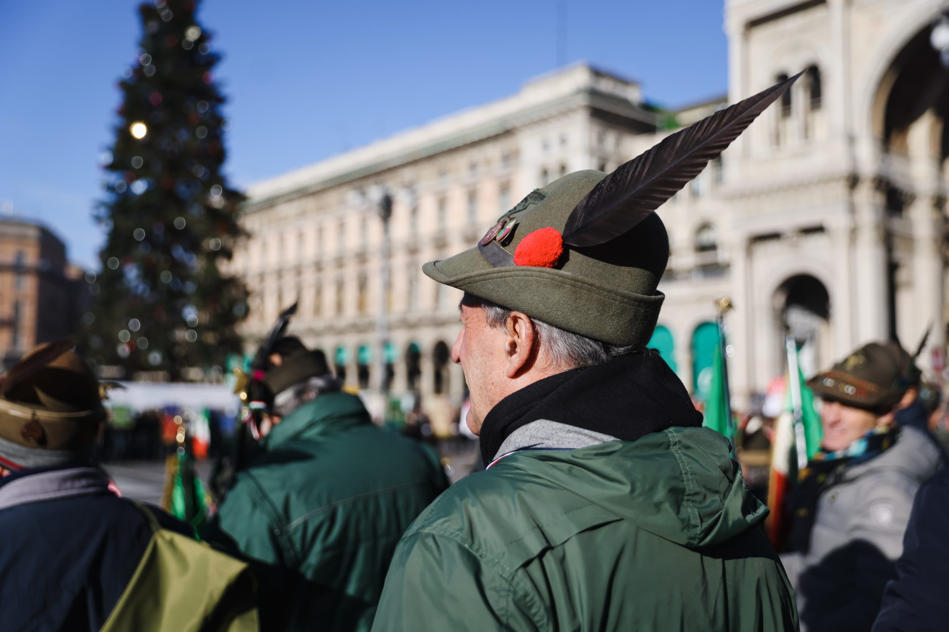 alpini in piazza a milano