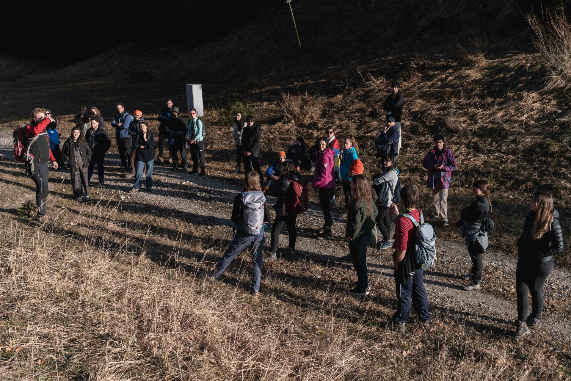 Persone su un prato in montagna viste dall'alto 