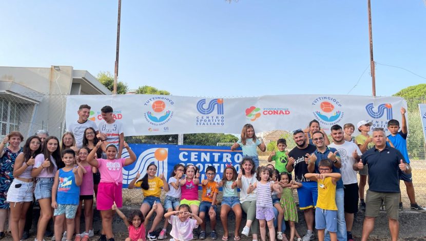 Un gruppo di bambini davanti a uno striscione col logo di Csi e di Tuttingioco