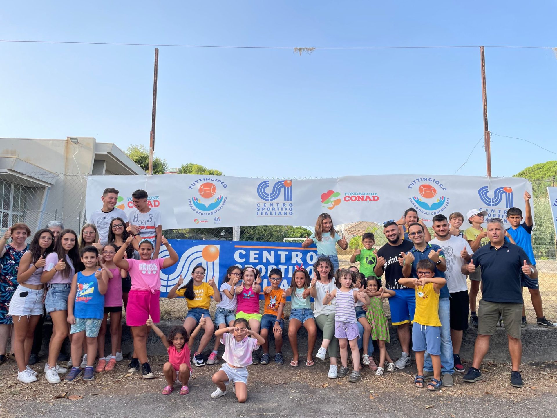 Un gruppo di bambini davanti a uno striscione col logo di Csi e di Tuttingioco