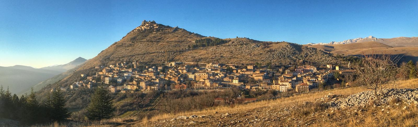 Veduta dall'alto di un borgo, in cima a un'altura c'è una rocca
