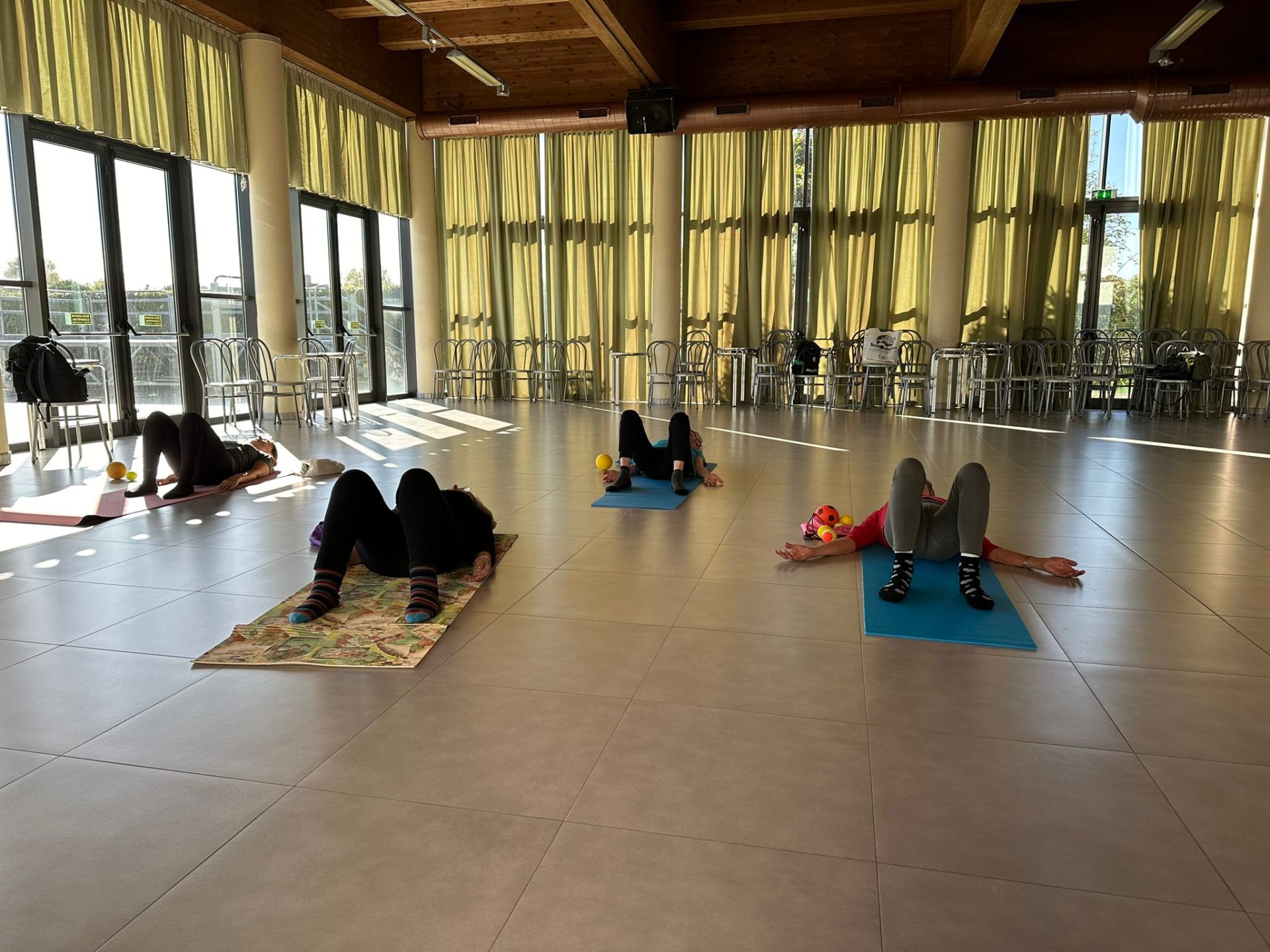 Persone a terra  su tappetini da yoga 