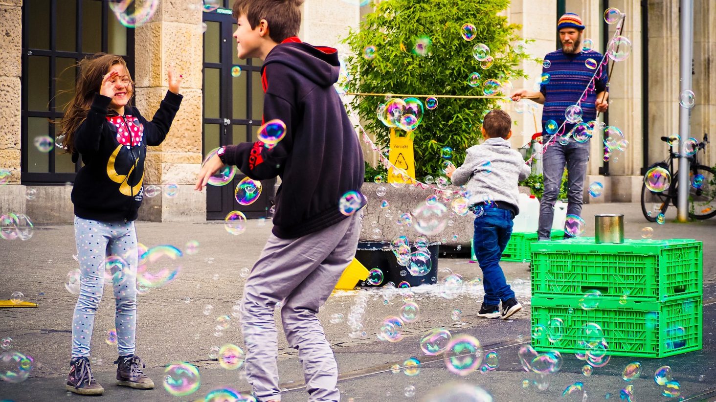 bambini che giocano