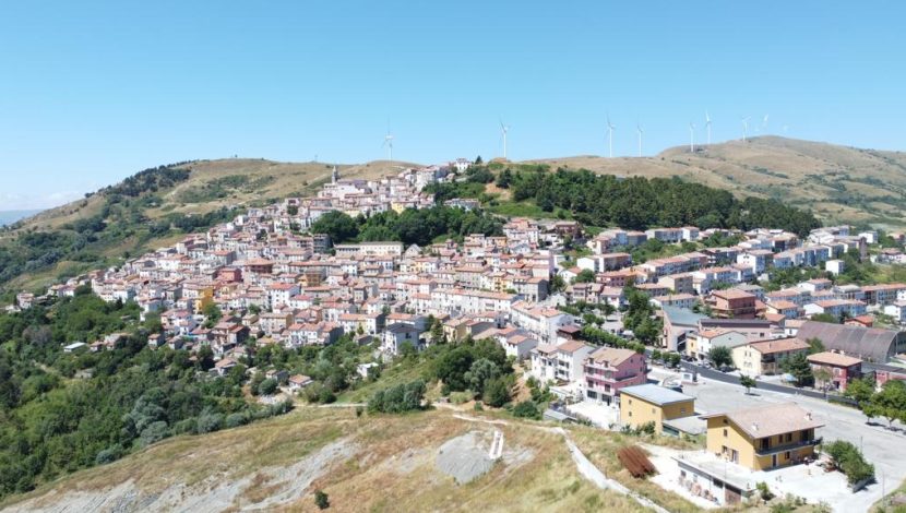 Veduta aerea di un paese montano