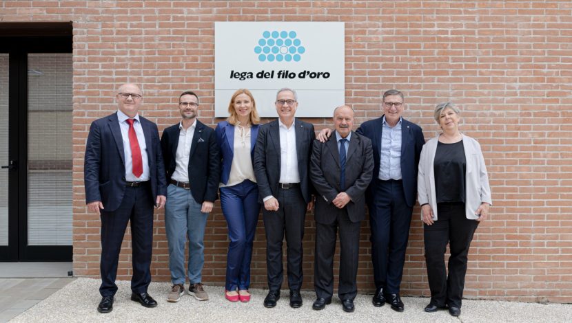 Roberto Costantini, Direttore Generale Fondazione Lega del Filo d'Oro - Carlo De Santis Celsi, Direttore Comunicazione e Raccolta Fondi Fondazione Lega del Filo d'Oro - Petra Osman, Corporate Partnership Fondazione Lega del Filo d'Oro - Giuseppe Zuliani, Direttore Customer Marketing e Comunicazione Conad - Rossano Bartoli, Presidente Fondazione Lega del Filo d'Oro - Mauro Lusetti, Presidente Conad - Silvia Ronza, Responsabile Raccolta Fondi area filantropia e partnership Fondazione Lega del Filo d'Oro.