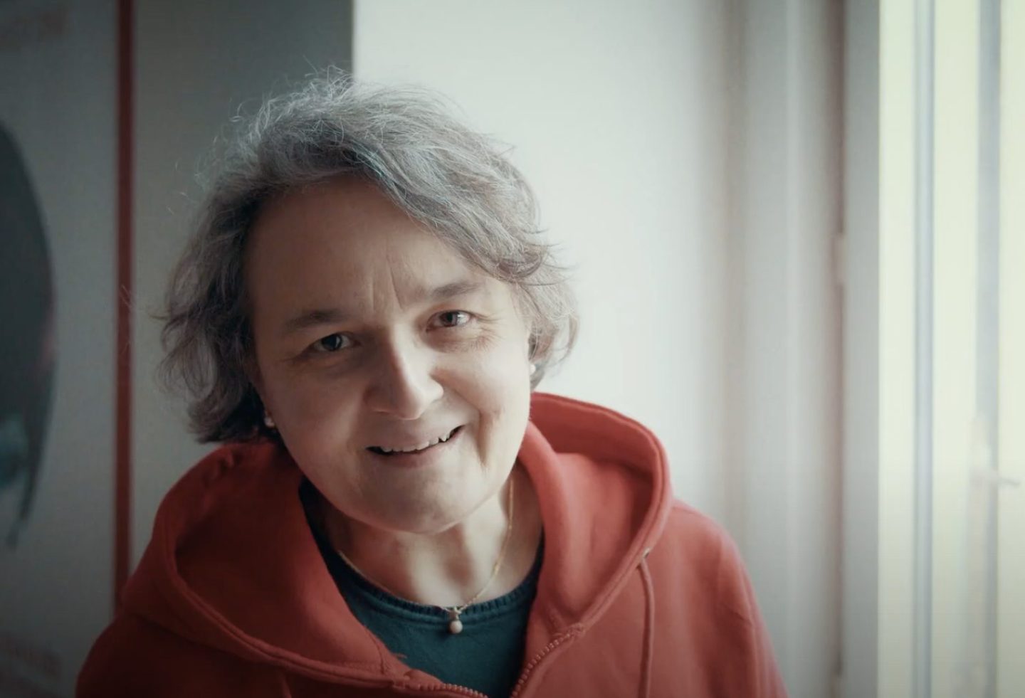 Una persona sorridente in primo piano