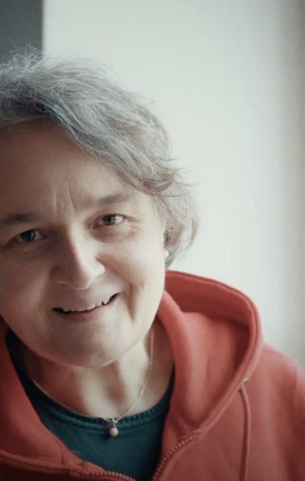 Una persona sorridente in primo piano