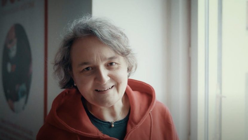 Una persona sorridente in primo piano