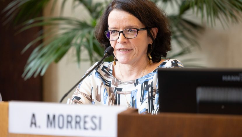 Assuntina Morresi parla al microfono. Ha gli occhiali e indossa una blusa stampata