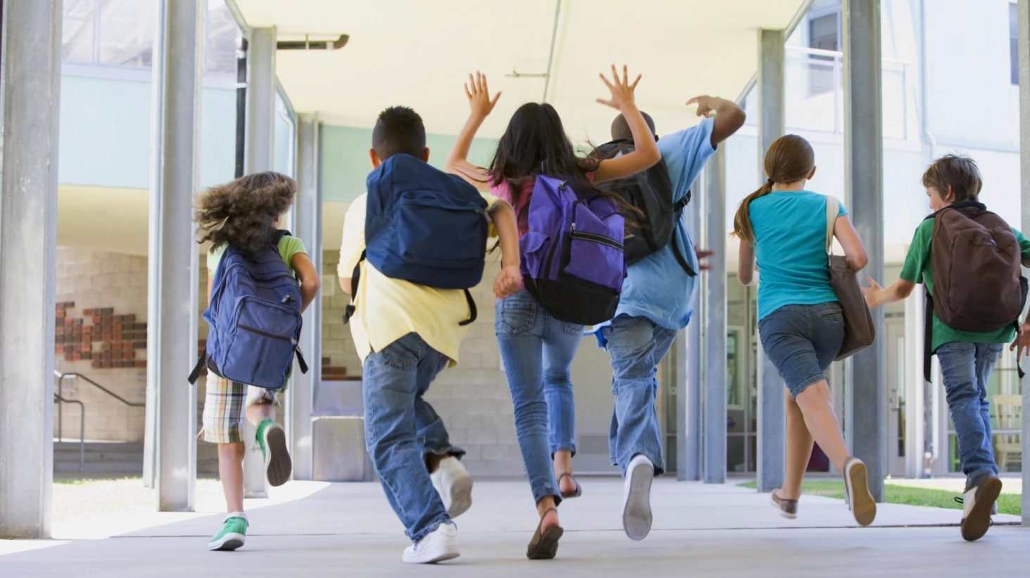 Studenti corrono verso l'uscita di scuola Foto © Avalon/Sintesi