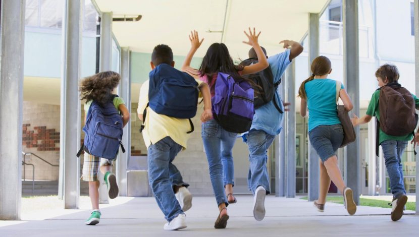 Studenti corrono verso l'uscita di scuola Foto © Avalon/Sintesi