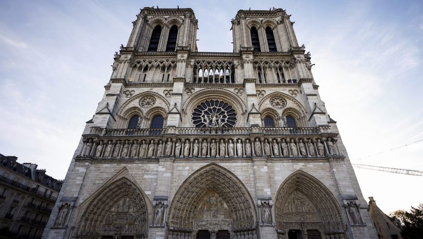 La facciata restaurata di Notre Dame a Parigi