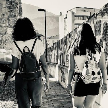 donna e adolescente di spalle