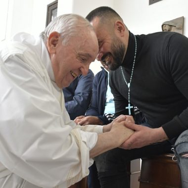 aprile 2022, Papa Francesco lava i piedi a dodici detenuti nel carcere di Civitavecchia. Foto Vatican Media/LaPresse