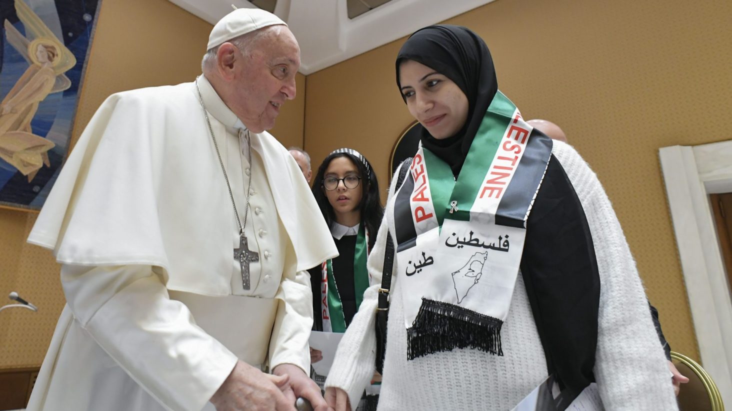 Foto Vatican Media/LaPresse 22-11-2023 Citta' del Vaticano, Vaticano Papa Francesco con i familiari degli ostaggi Palestinesi nel conflitto di Gaza