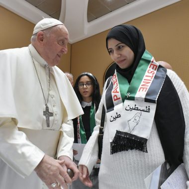 Foto Vatican Media/LaPresse 22-11-2023 Citta' del Vaticano, Vaticano Papa Francesco con i familiari degli ostaggi Palestinesi nel conflitto di Gaza