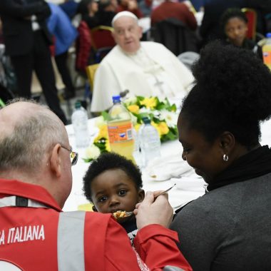 Papa Francesco al pranzo con i poveri durante la Giornata Mondiale dei Poveri