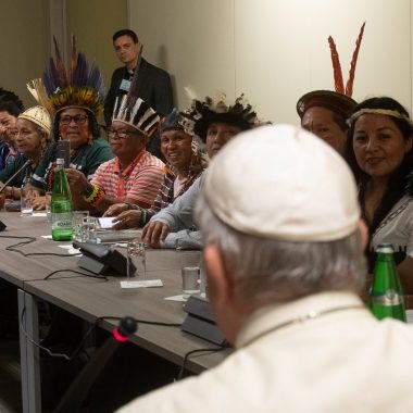 In foto, Papa Francesco incontra la comunità indigena dell'Amazzonia nell'Aula Paolo VI, nel 2109. Foto Vatican Media/LaPresse