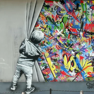 bimbo che svela un murales a colori