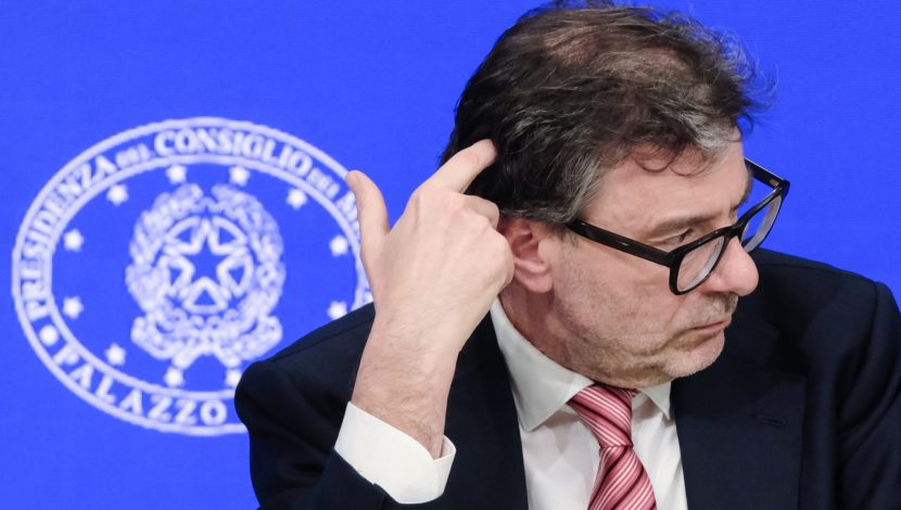 Il ministro dell’economia Giancarlo Giorgetti durante la conferenza stampa dopo il Consiglio dei Ministri tenutosi a Palazzo Chigi a Roma, Mercoledì 09 Aprile 2025 (foto Mauro Scrobogna / LaPresse) Minister of economy Giancarlo Giorgetti during the press conference after the Council of Ministers held at Palazzo Chigi in Rome, in Rome, Wednesday April 09 2025 (foto Mauro Scrobogna / LaPresse) ￼