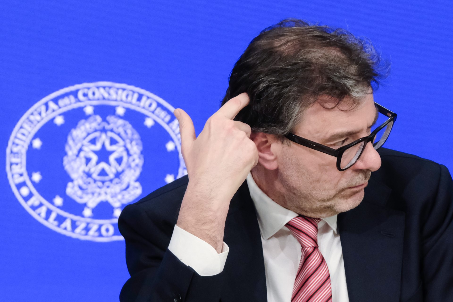Il ministro dell’economia Giancarlo Giorgetti durante la conferenza stampa dopo il Consiglio dei Ministri tenutosi a Palazzo Chigi a Roma, Mercoledì 09 Aprile 2025 (foto Mauro Scrobogna / LaPresse) Minister of economy Giancarlo Giorgetti during the press conference after the Council of Ministers held at Palazzo Chigi in Rome, in Rome, Wednesday April 09 2025 (foto Mauro Scrobogna / LaPresse) 