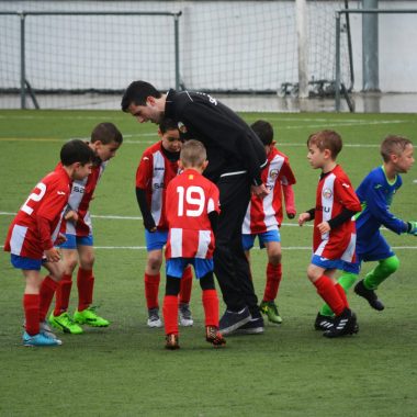 bambini che giocano a calcio, con allenatore