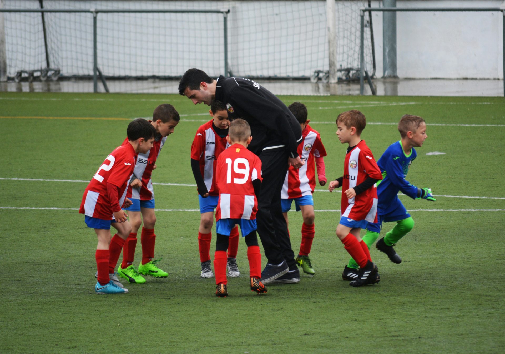 bambini che giocano a calcio, con allenatore