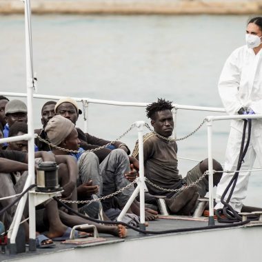 Sicilia, Lampedusa, 21 settembre, 2023 : Sbarco migranti, emergenza umanitaria sull'isola di Lampedusa. Nuovo arrivo di 200 migranti sul battello della Guardia Costiera. Foto di © Avalon/Sintesi Migrants, humanitarian emergency on the island of Lampedusa. New arrival of 200 migrants on Coast Guard boat. Lampedusa, Sicily, 21/09/2023