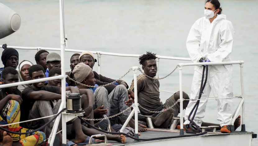 Sicilia, Lampedusa, 21 settembre, 2023 : Sbarco migranti, emergenza umanitaria sull'isola di Lampedusa. Nuovo arrivo di 200 migranti sul battello della Guardia Costiera. Foto di © Avalon/Sintesi Migrants, humanitarian emergency on the island of Lampedusa. New arrival of 200 migrants on Coast Guard boat. Lampedusa, Sicily, 21/09/2023