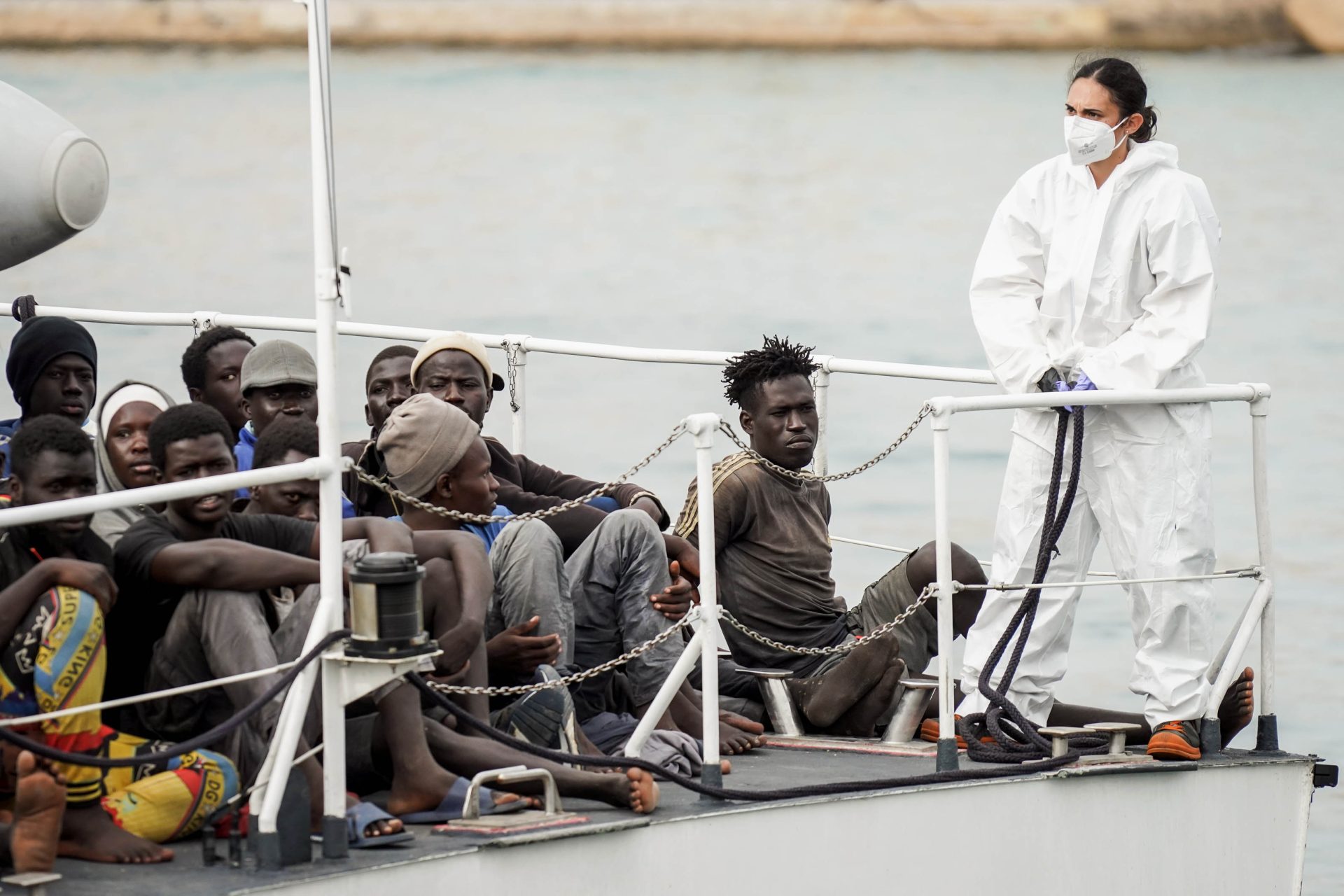 Sicilia, Lampedusa, 21 settembre, 2023 : Sbarco migranti, emergenza umanitaria sull'isola di Lampedusa. Nuovo arrivo di 200 migranti sul battello della Guardia Costiera. Foto di © Avalon/Sintesi Migrants, humanitarian emergency on the island of Lampedusa. New arrival of 200 migrants on Coast Guard boat. Lampedusa, Sicily, 21/09/2023