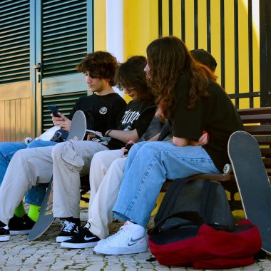 adolescenti su panchina