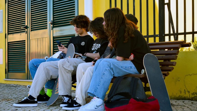 adolescenti su panchina