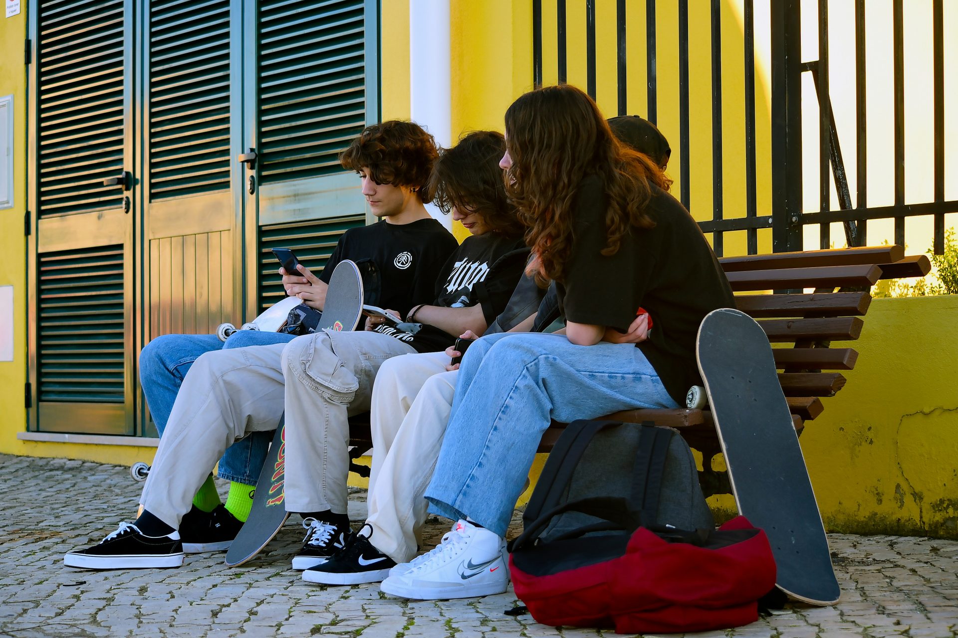 adolescenti su panchina