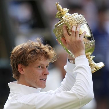 Jannik Sinner con la coppa di Wimbledon