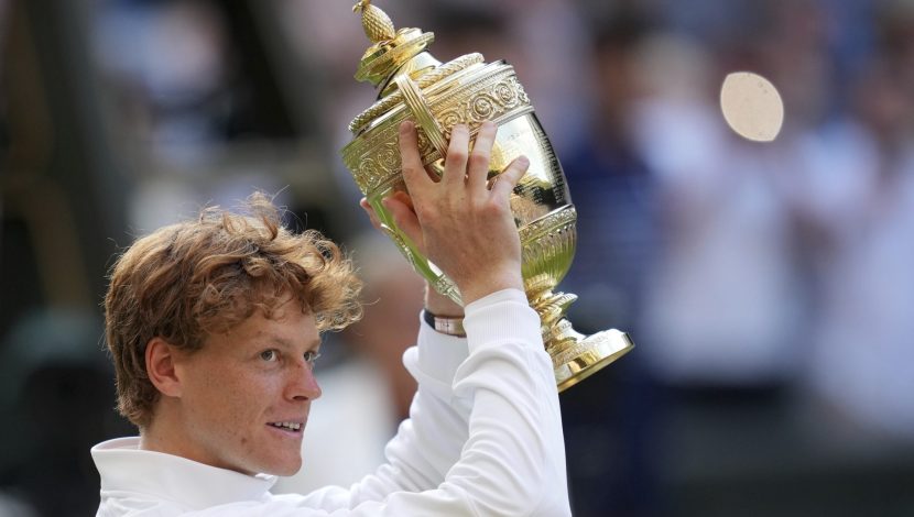 Jannik Sinner con la coppa di Wimbledon