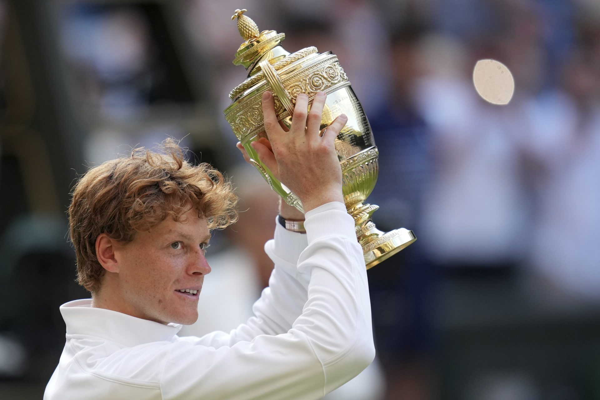 Jannik Sinner con la coppa di Wimbledon