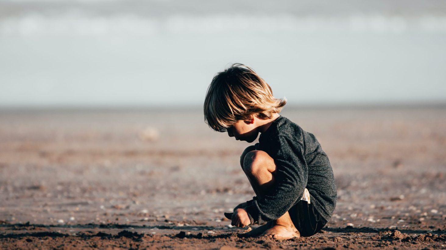 bambino che gioca in spiaggia