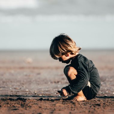 bambino che gioca in spiaggia