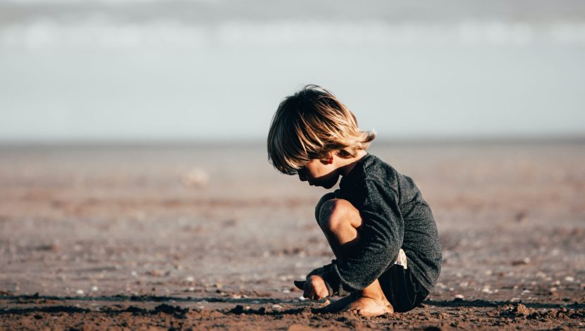 bambino che gioca in spiaggia