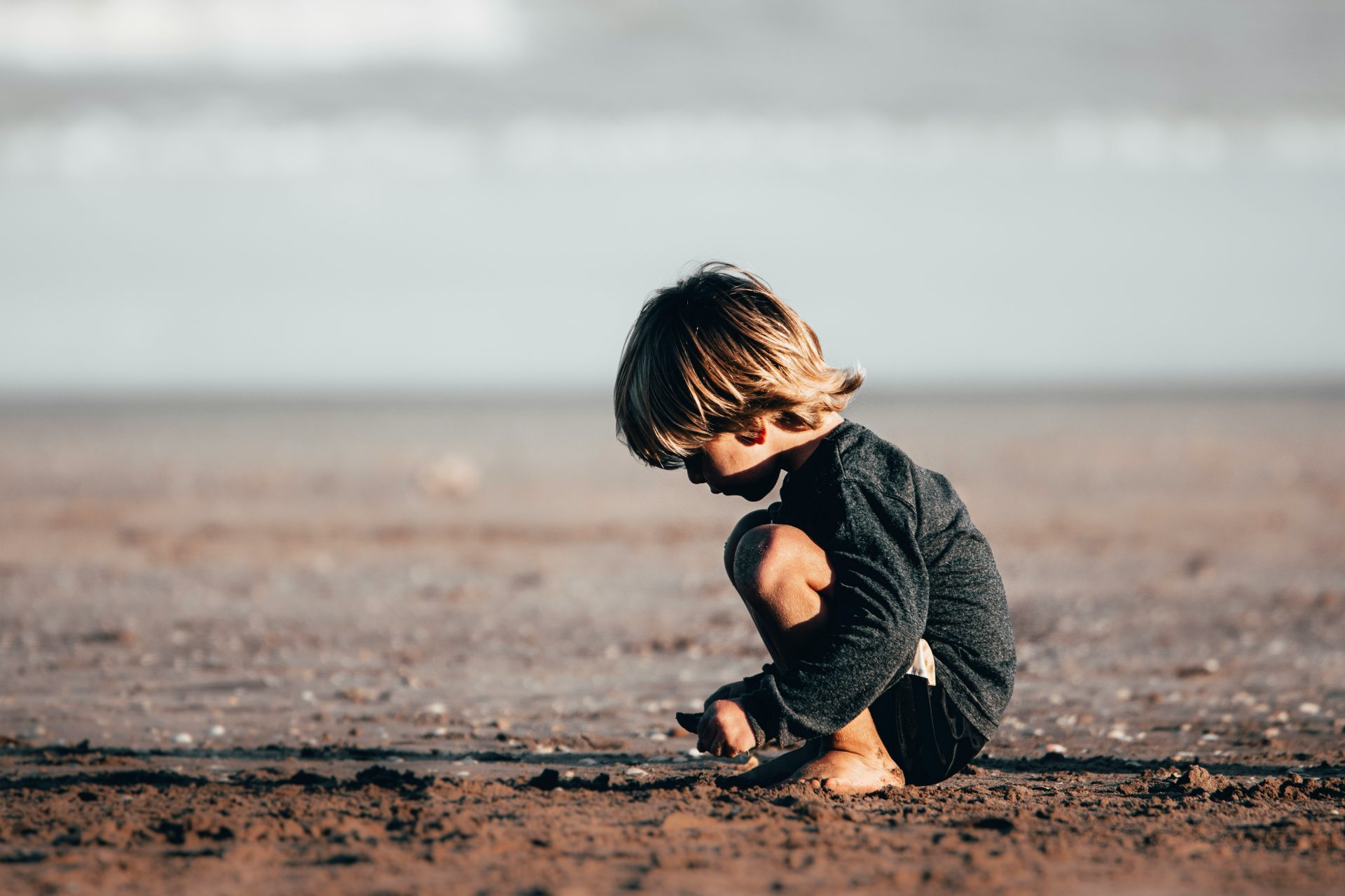 bambino che gioca in spiaggia