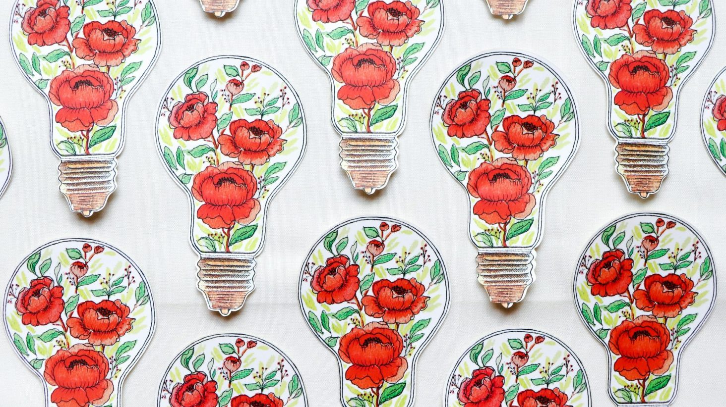 lampadine con fiori dipinti
