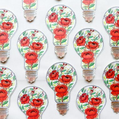 lampadine con fiori dipinti