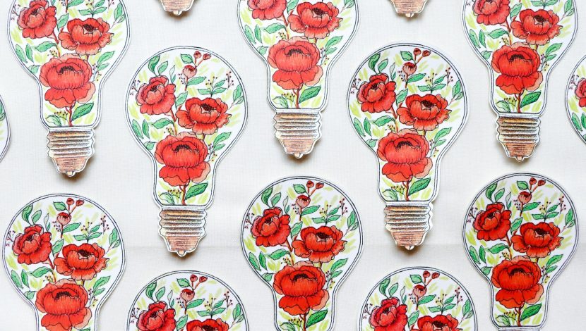lampadine con fiori dipinti