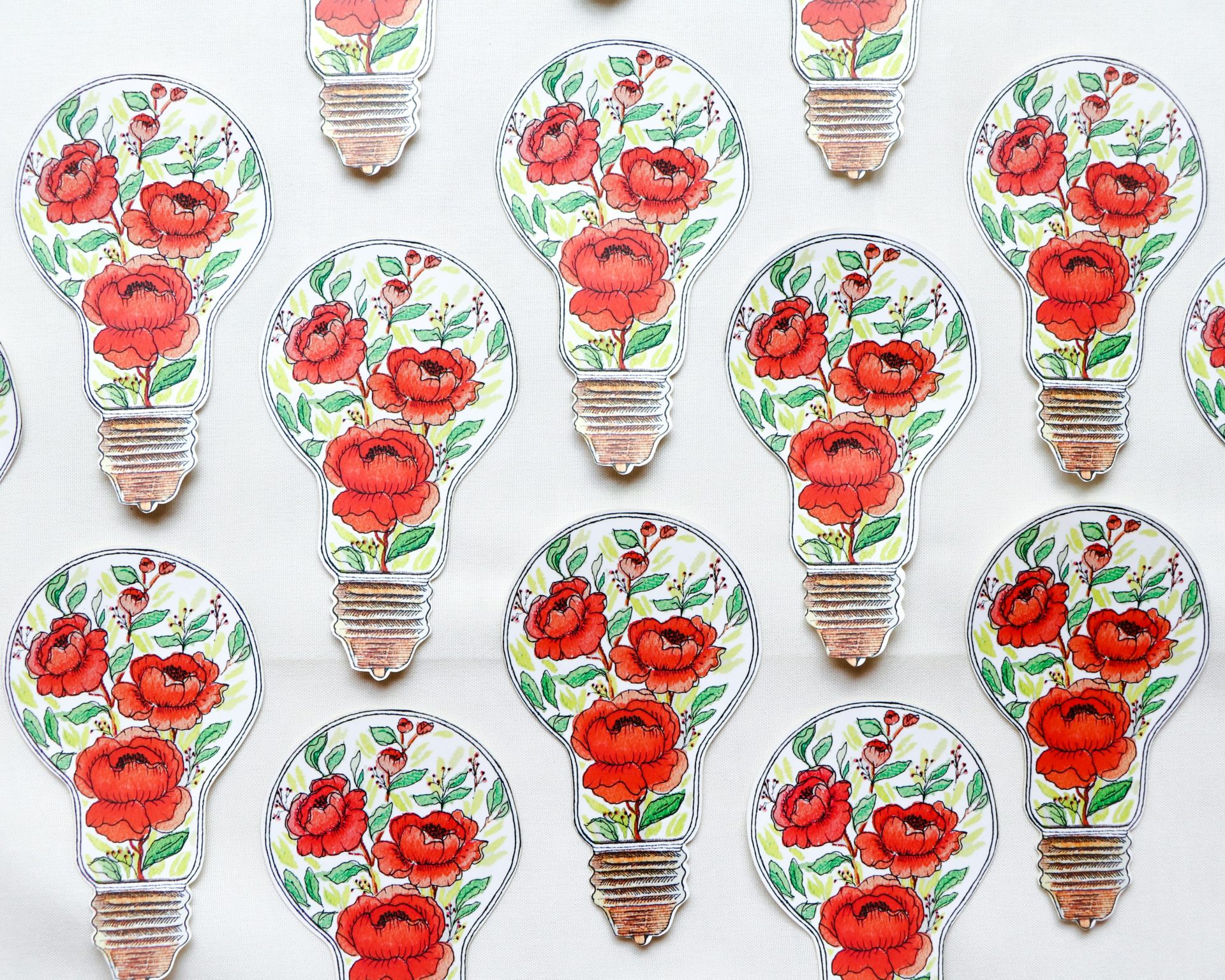 lampadine con fiori dipinti