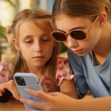 Bambine con smartphone