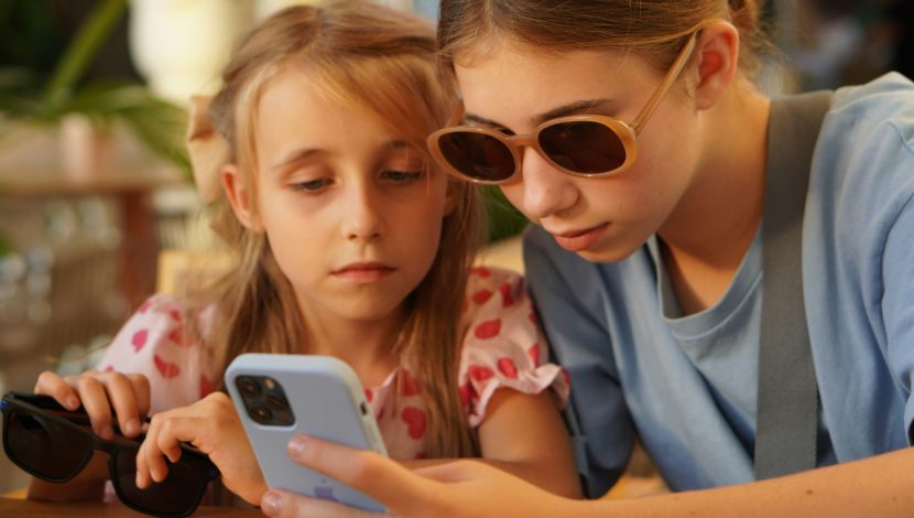 Bambine con smartphone