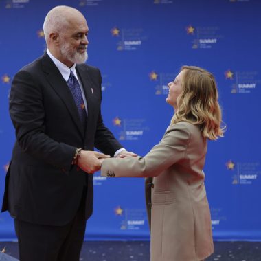 In foto, il primo ministro dell'Italia, Giorgia Meloni, con il suo omologo albanese, Edi Rama.