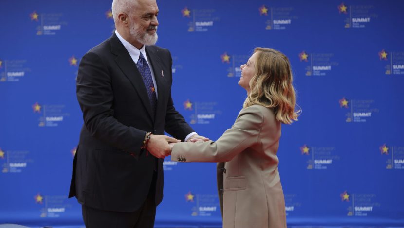In foto, il primo ministro dell'Italia, Giorgia Meloni, con il suo omologo albanese, Edi Rama.