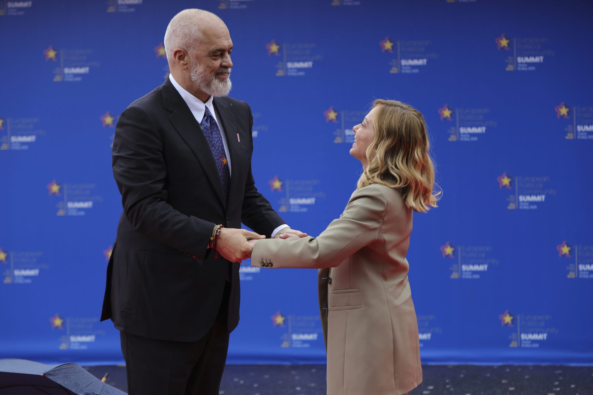 In foto, il primo ministro dell'Italia, Giorgia Meloni, con il suo omologo albanese, Edi Rama.