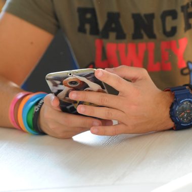 Ragazzo a scuola con smartphone